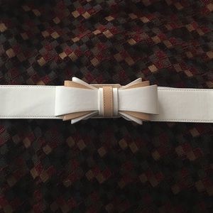 White/Tan stretch belt