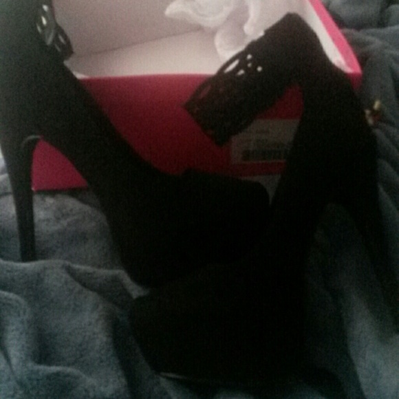 Shoes - Picture 1 of 1