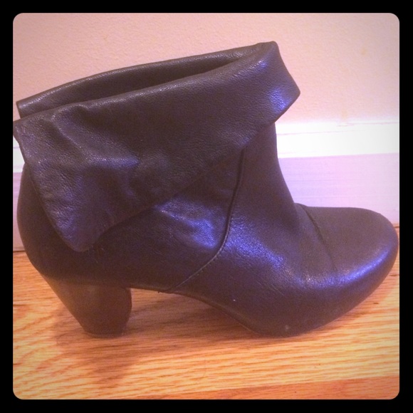 Frye Lisa Shortie size 7M