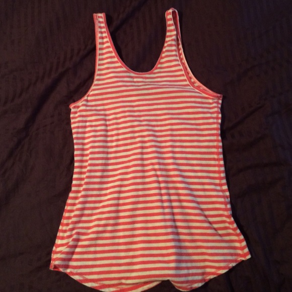 V-neck aerie tank - Picture 3 of 3