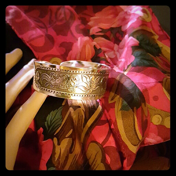 🌺SALE🌺Gorgeous Lotus Flower and  Gold Fish Cuff