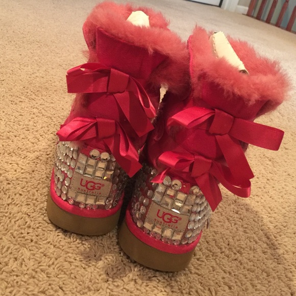 Size 6y pink uggs fits a 7. - Picture 1 of 2