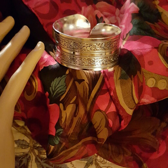 🎀SALE🎀Tibet silver simple Pattern cuff bracelet - Picture 2 of 2