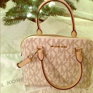 🍎SOLD🍎🌟NWT Michael Kors Dome Satchel🌟
