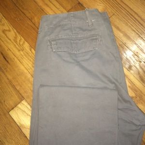 Levi Chinos