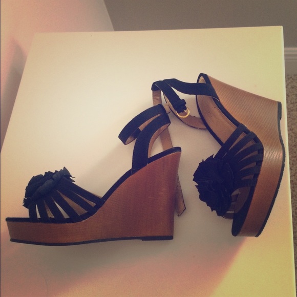 Black wedges