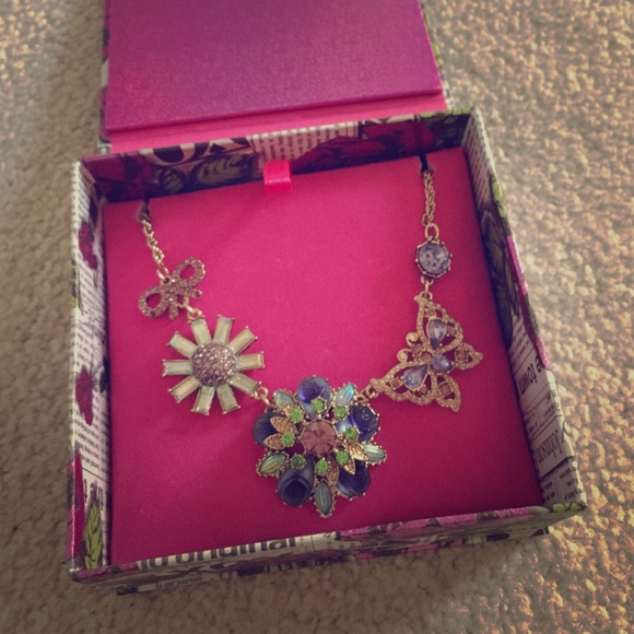 Betsey Johnson Floral Necklace Make a statement - Picture 1 of 2