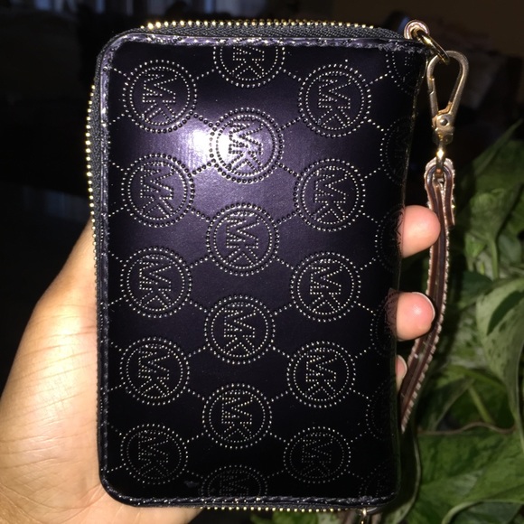 Authentic Michael Kors Wristlet - Picture 3 of 4