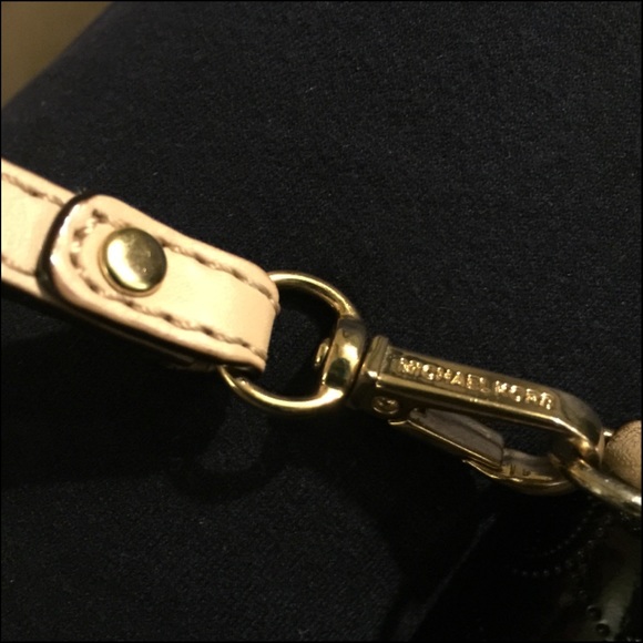 Authentic Michael Kors Wristlet - Picture 4 of 4