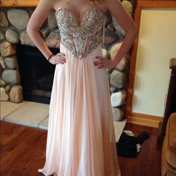 Dresses & Skirts - Light peach prom dress