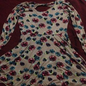 Short dress with an open back and long sleeves