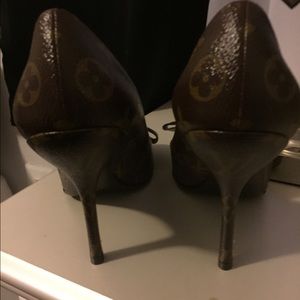 Louis Vuitton pumps size 9 brand-new $650