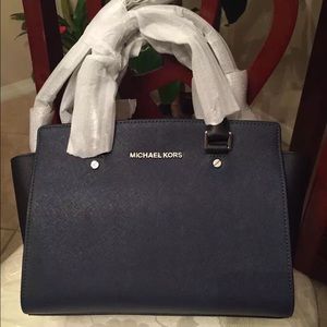 🚫SOLD🚫Michael Kors Selma Medium Navy/black