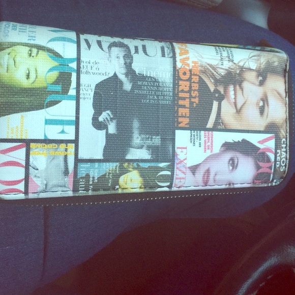 Handbags - Vogue Magazine Wallet 🎀🎀