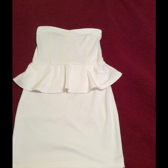 Dresses & Skirts - White sweetheart cut dress