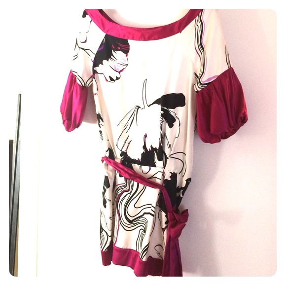 Beautiful short Bebe Dress in xs - 100% silk