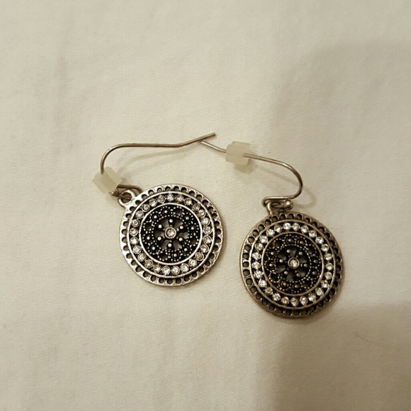 Simple round design earrings