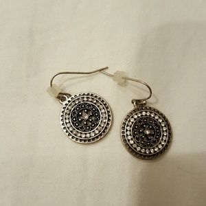 Simple round design earrings