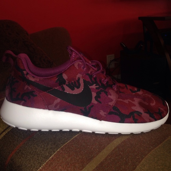 nike roshe burgundy