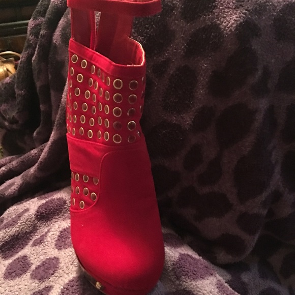 Red in gold shoe - Picture 2 of 3