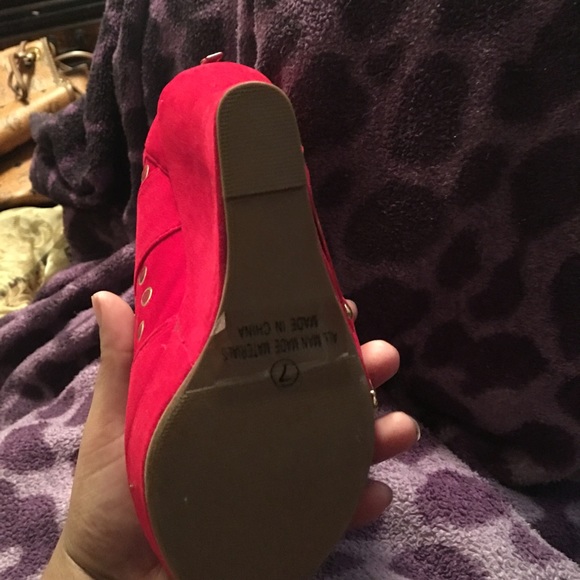 Red in gold shoe - Picture 3 of 3