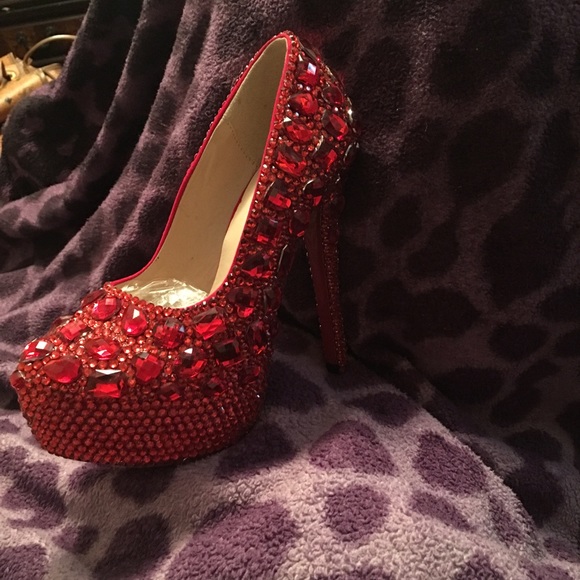 Red shoe - Picture 1 of 2
