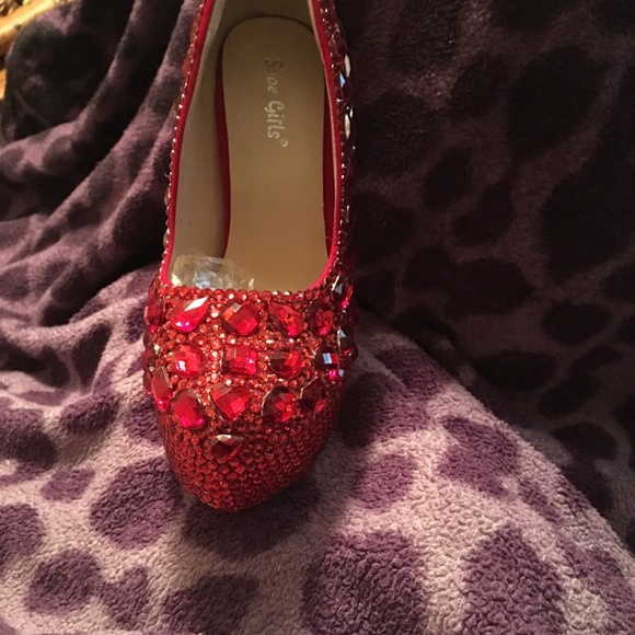 Red shoe - Picture 2 of 2