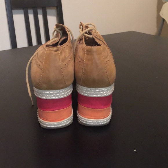 Tan ,Orange, Red Platform - Picture 3 of 3