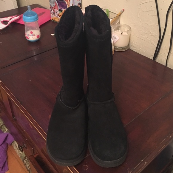 Black winter boots
