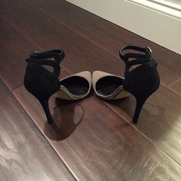 Simple and chic two-tone D'Orsay heels. - Picture 4 of 4