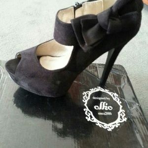 Black side bow heels