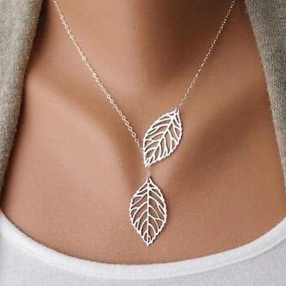 🎀 BRAND NEW SHORT NECKLACE 🎀