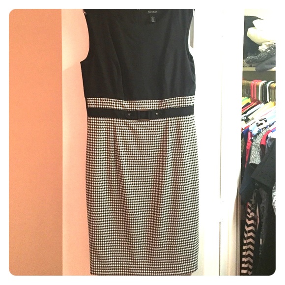 Black/white WHBM shift dress