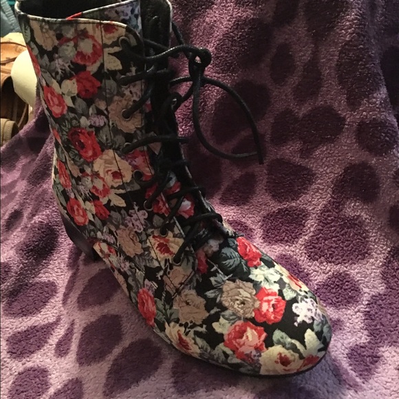 Boots - Picture 3 of 3