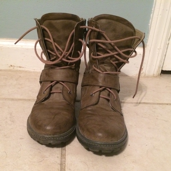 Khaki American Eagle boots