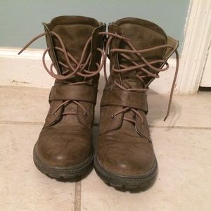 Khaki American Eagle boots
