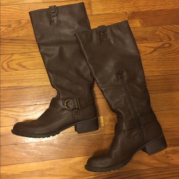 Adorable brown riding boots !