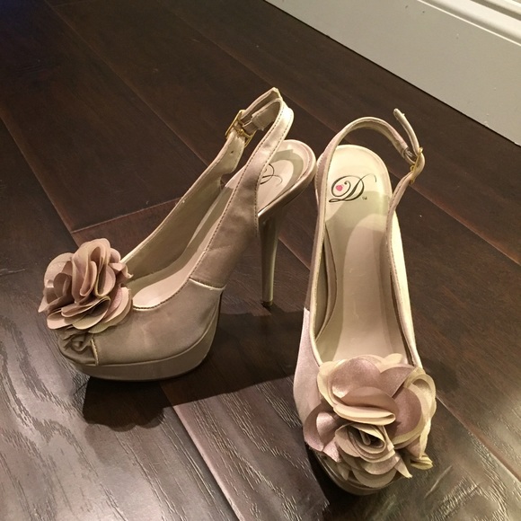 Platform Sling-back pump w/ Flower detail