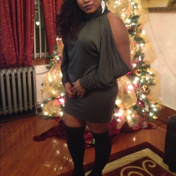 Open Shoulders Dress - Picture 2 of 3