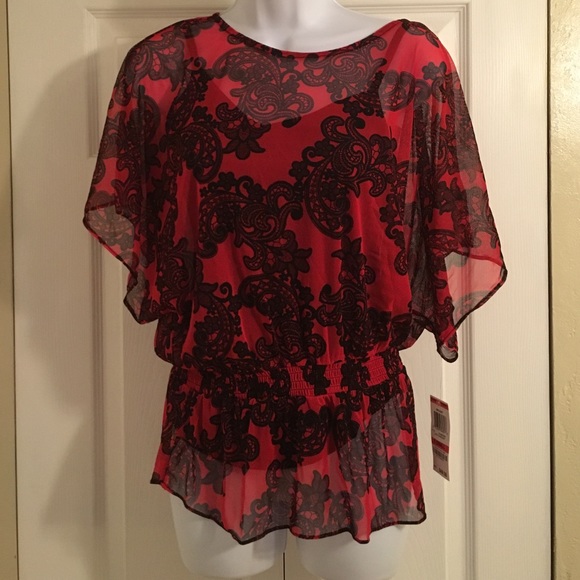 ❌sold on Vinted ❌Black and red damask top