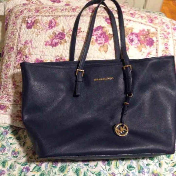 Large navy Micael Kors should bag