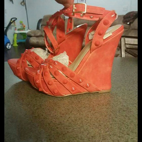 !Beautiful coral colored wedges!
