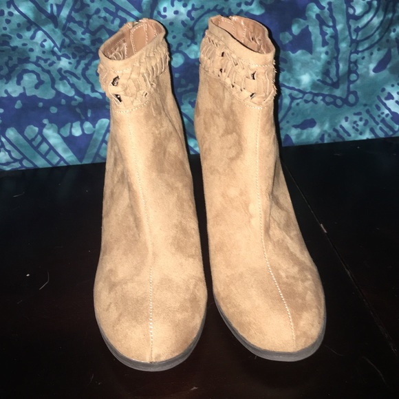 Cute O'Neill booties with a braided detail!