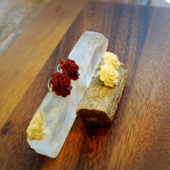 SALE!!! URBAN OUTFITTERS Rose Earrings Set - Picture 3 of 3