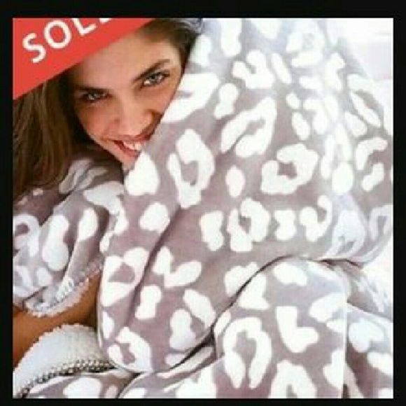 ISO VS PINK gray leopard sherpa - Picture 1 of 1