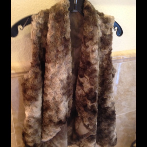 💞Faux Fur Vine Street Vest💞 - Picture 1 of 4