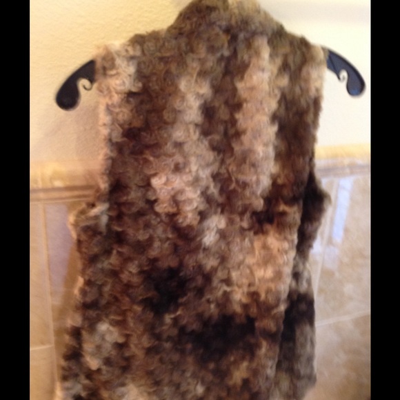 💞Faux Fur Vine Street Vest💞 - Picture 2 of 4