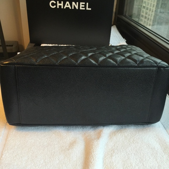 ⛔️SOLD⛔️Chanel GST In Caviar Leather - Picture 3 of 4