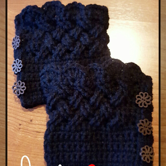 Crochet bootcuffs with buttons