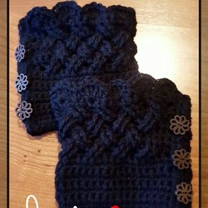 Crochet bootcuffs with buttons